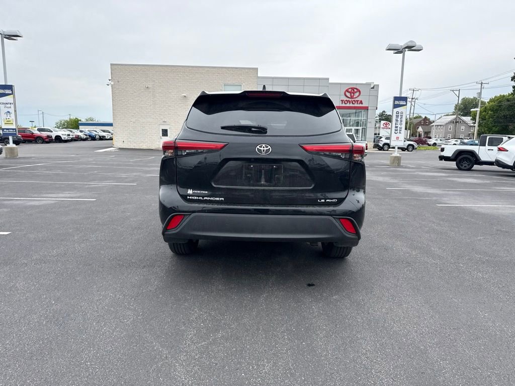 Used 2021 Toyota Highlander LE AWD/4WD image 3