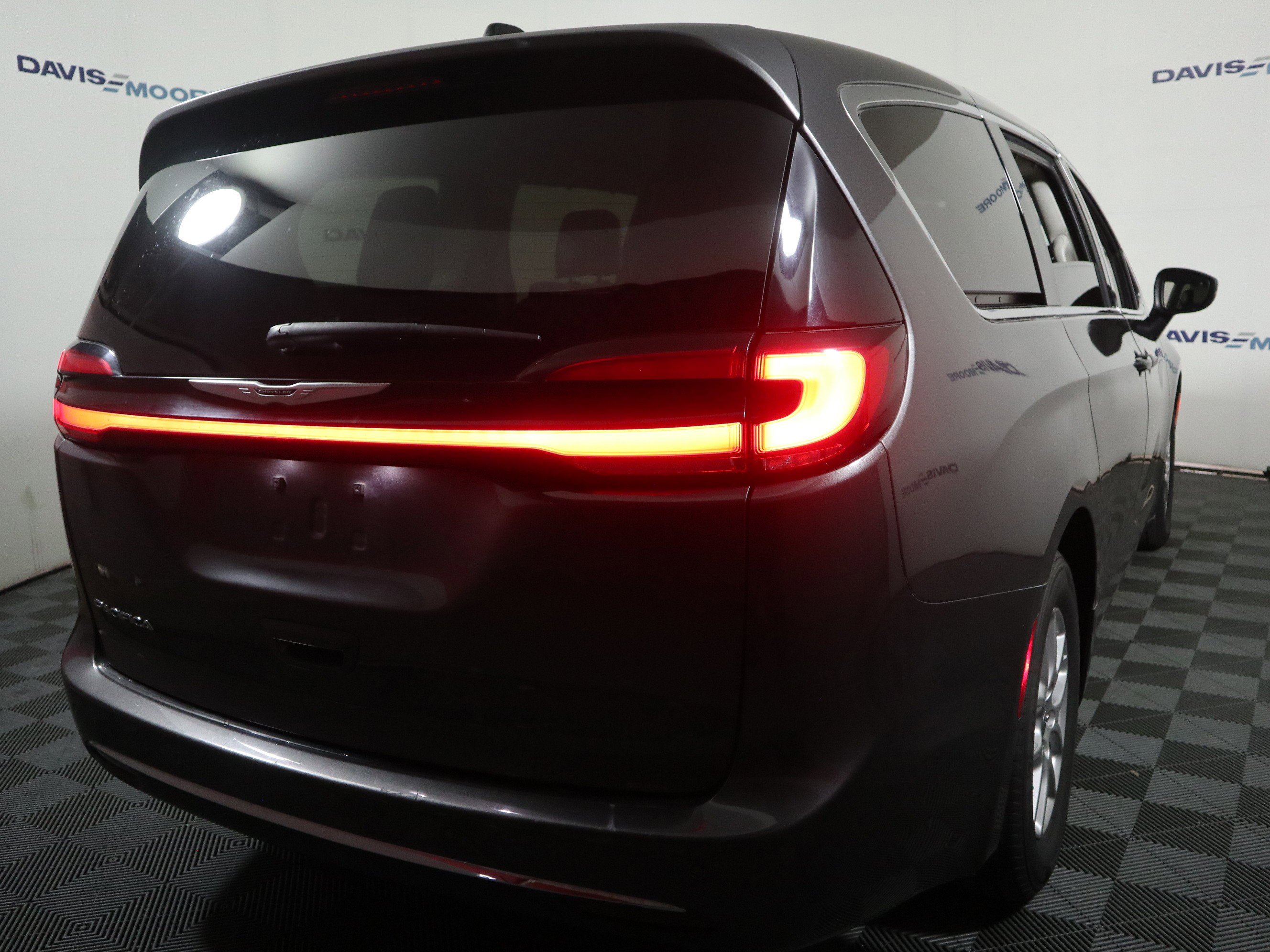 Used 2023 Chrysler Pacifica Touring-L image 6