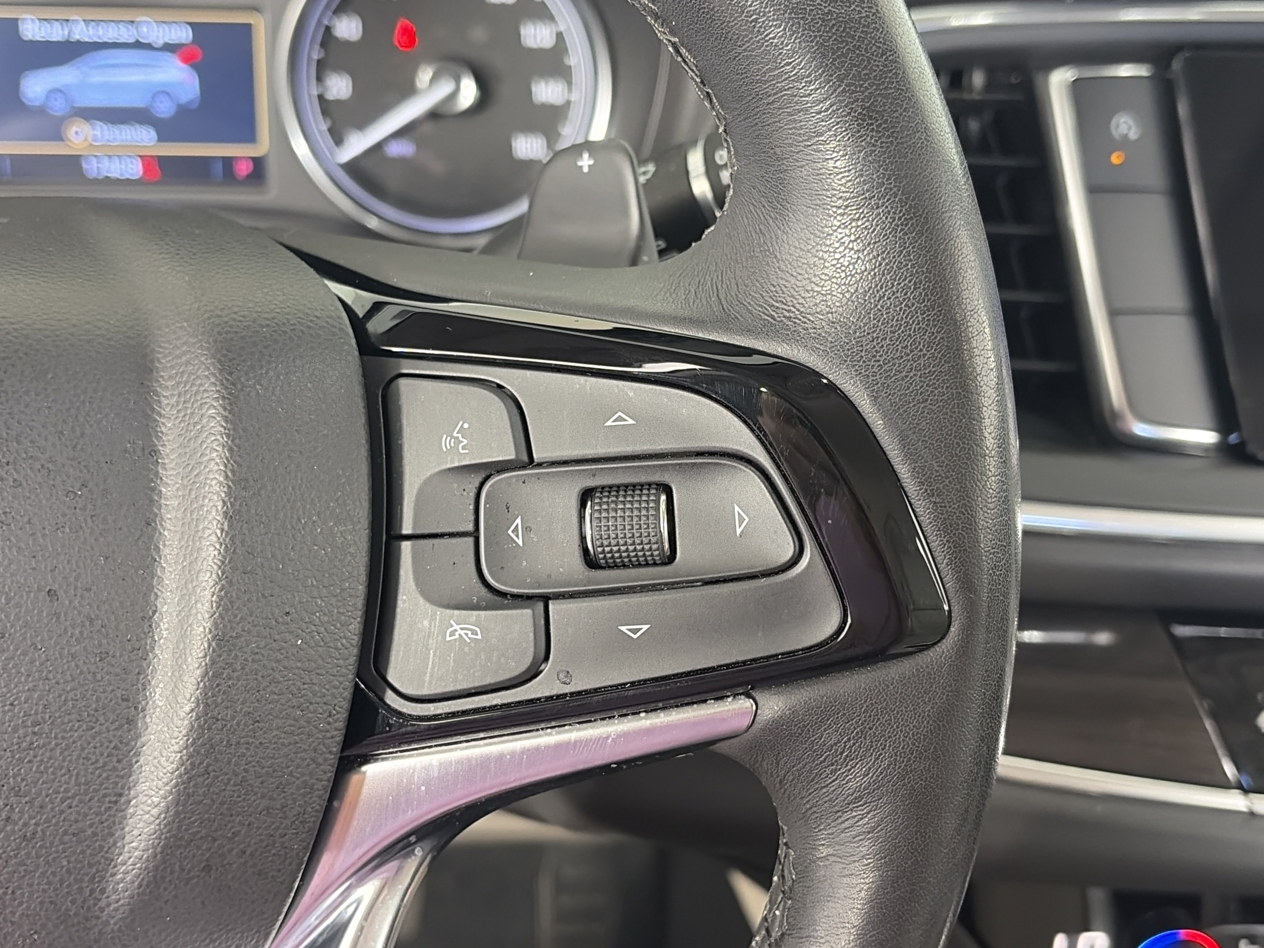 Used 2024 Buick Enclave Essence FWD image 30