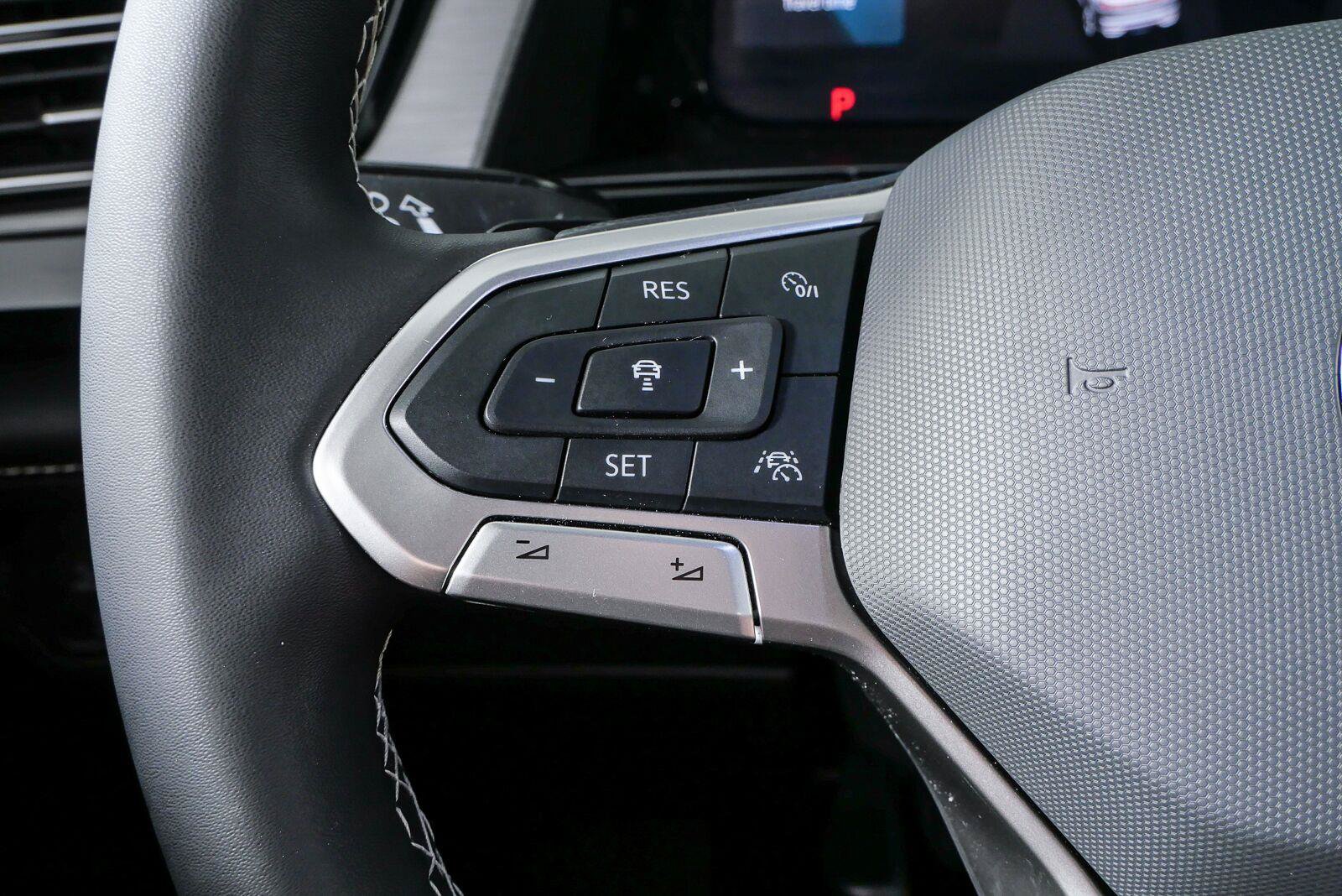 Certified 2024 Volkswagen Atlas Cross Sport SE FWD image 31