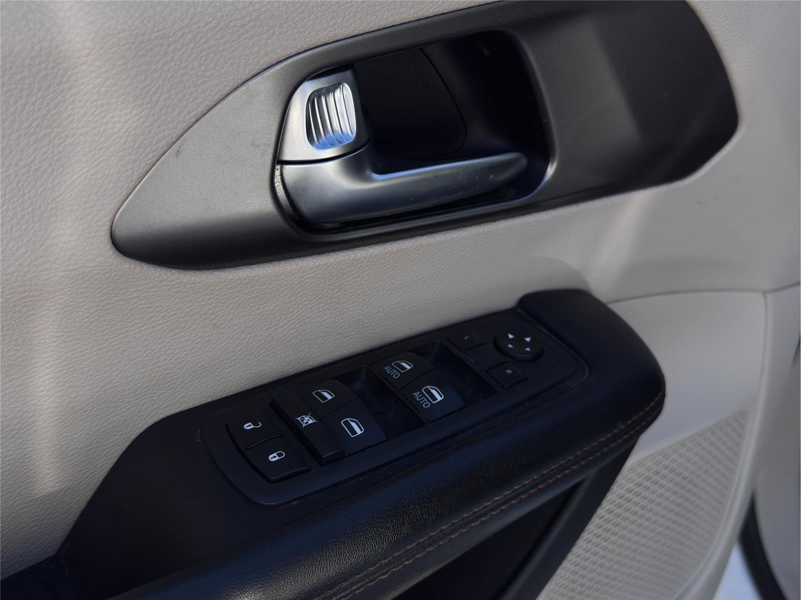 Used 2020 Chrysler Pacifica Touring image 8