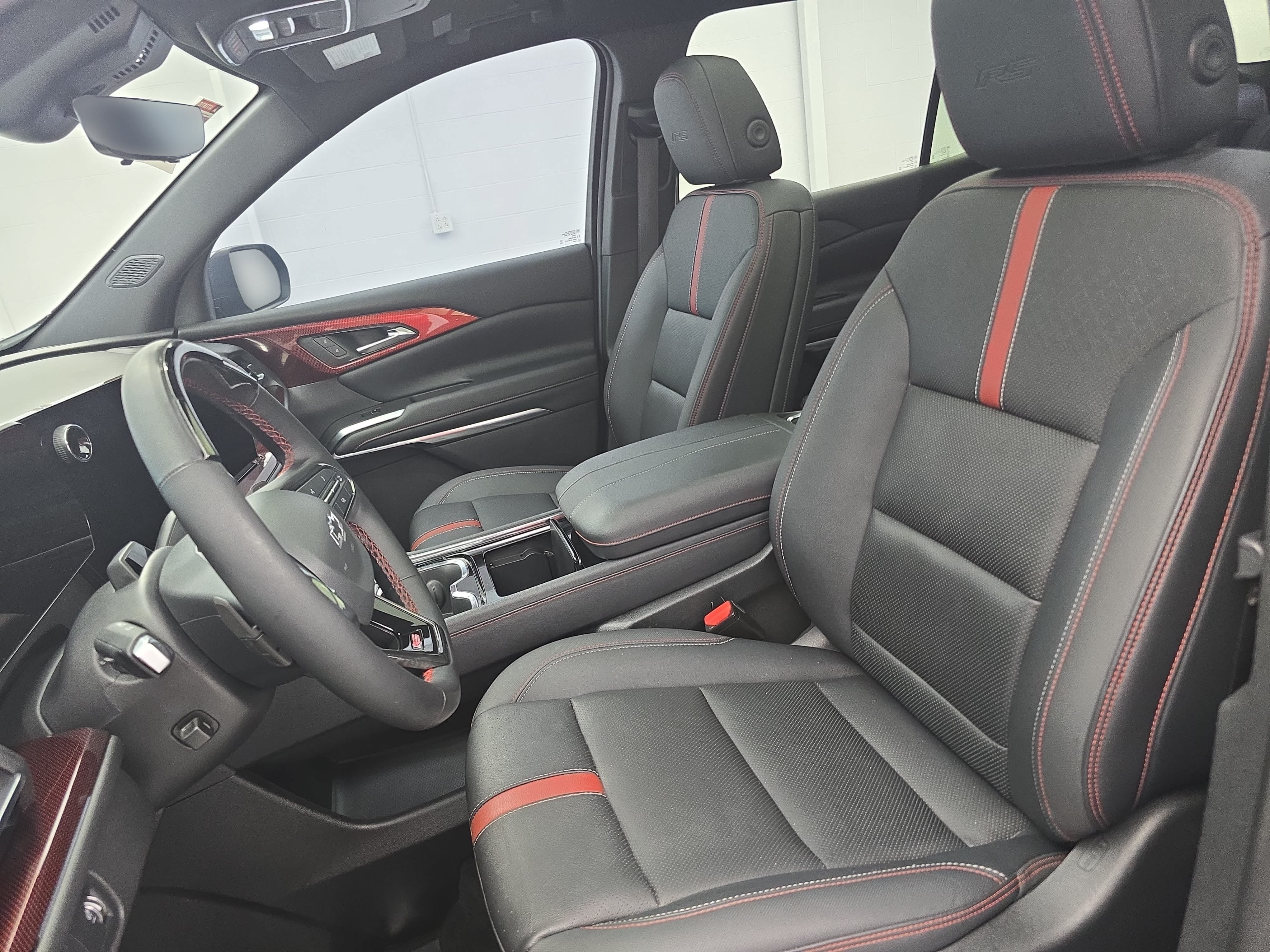 Used 2024 Chevrolet Traverse RS FWD image 16