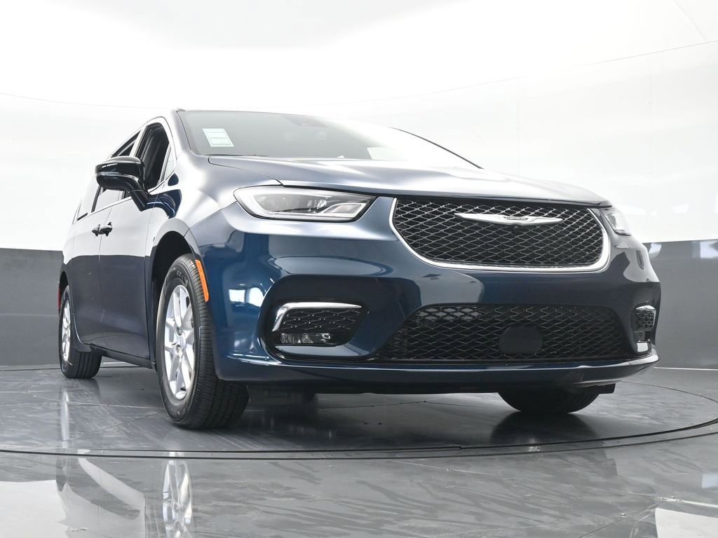 Used 2025 Chrysler Pacifica Select image 57