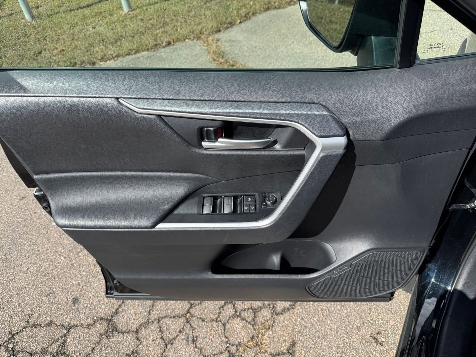 Used 2025 Toyota RAV4 XLE image 18