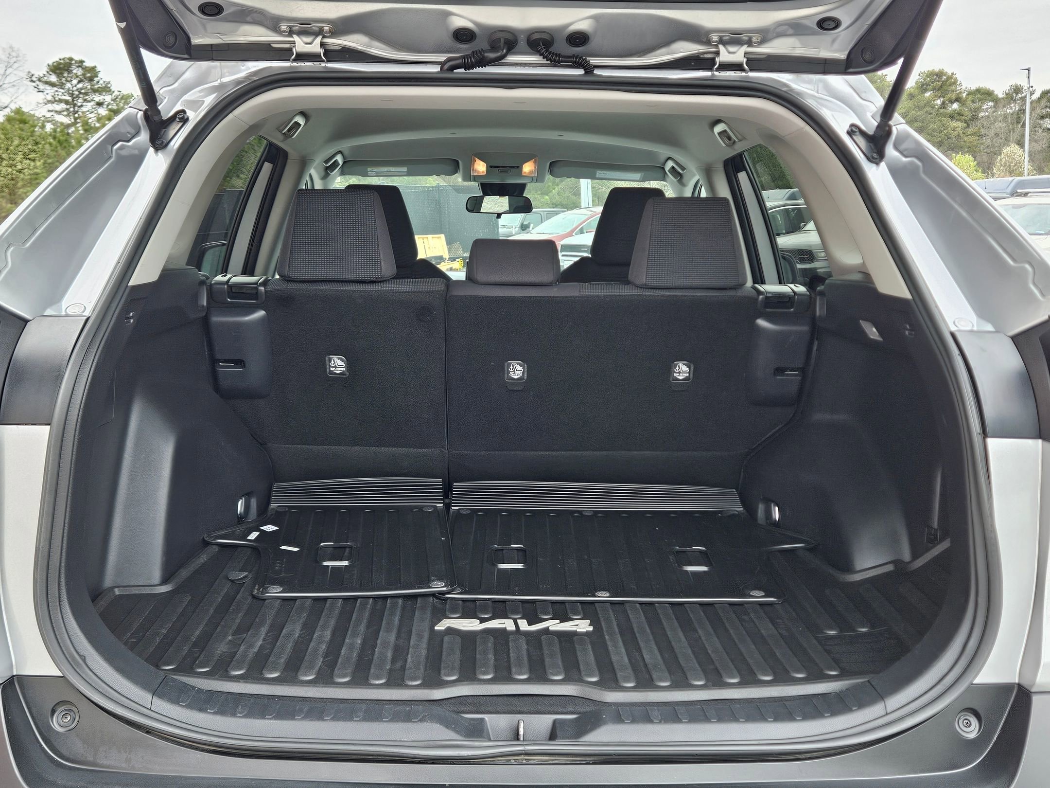 Used 2019 Toyota RAV4 LE w/ Carpet Mat Package image 29