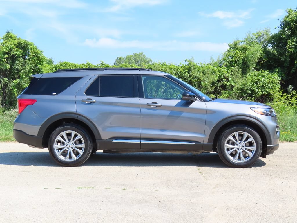 Used 2024 Ford Explorer XLT w/ Equipment Group 202A AWD/4WD image 2