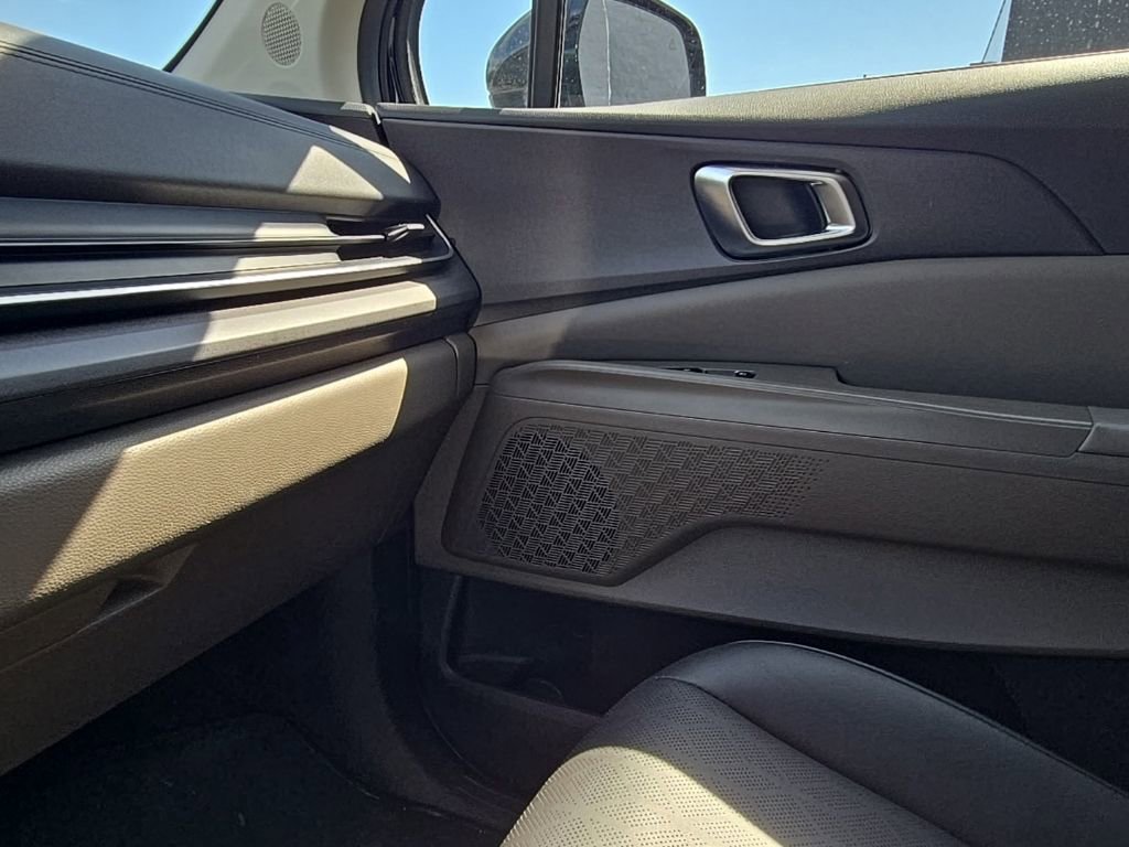 Used 2025 Kia Carnival EX FWD image 25