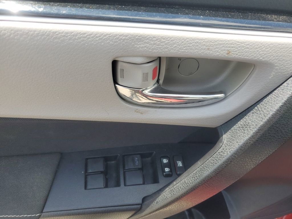 Used 2018 Toyota Corolla LE image 12