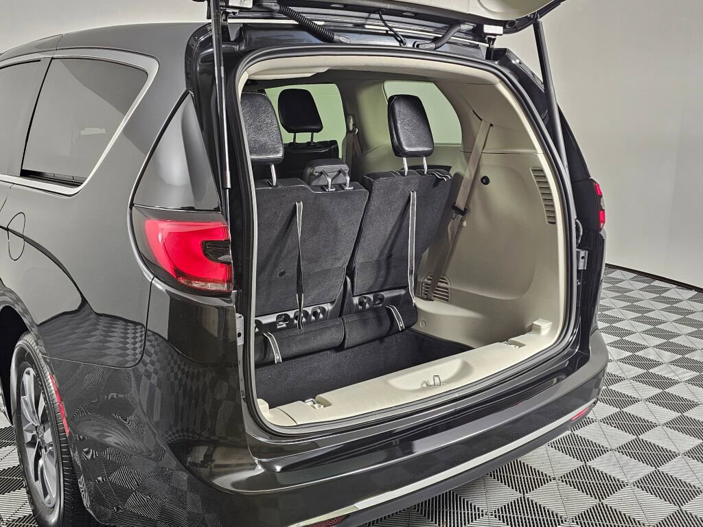 Used 2022 Chrysler Pacifica Touring-L image 14