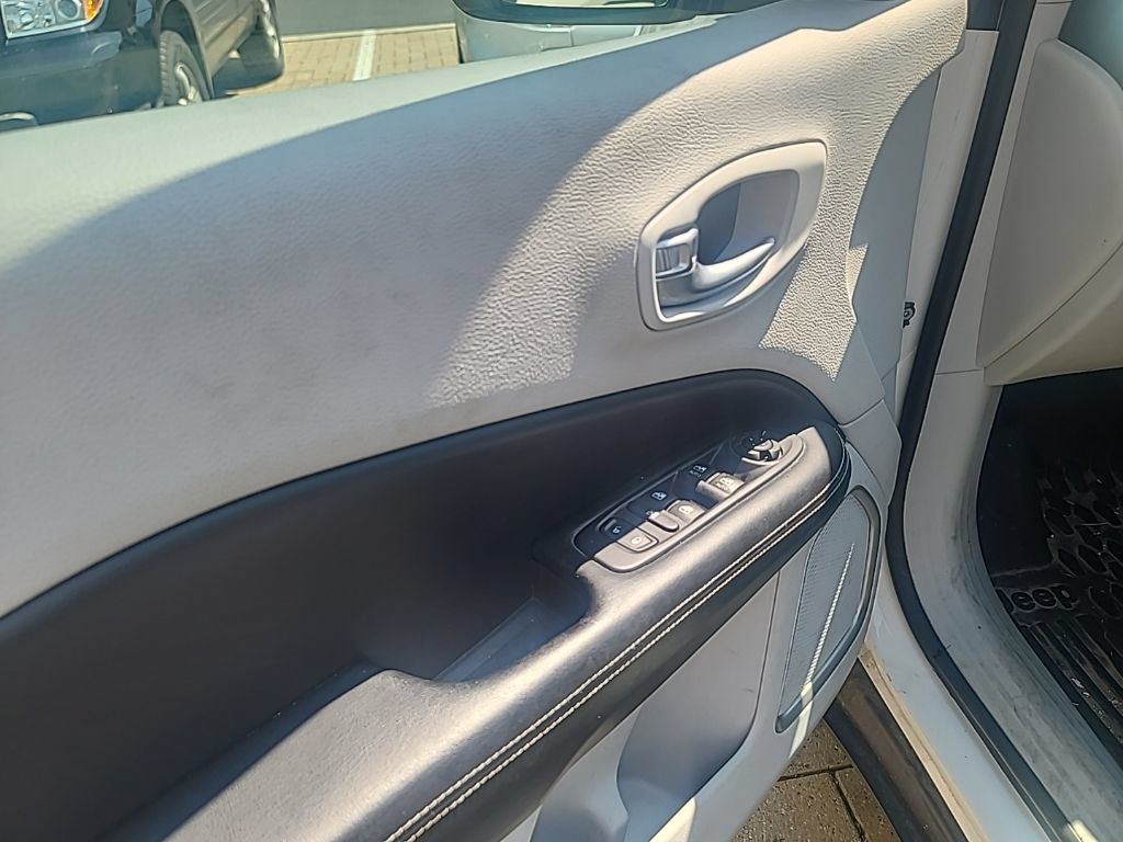 Used 2018 Jeep Compass Latitude FWD image 9