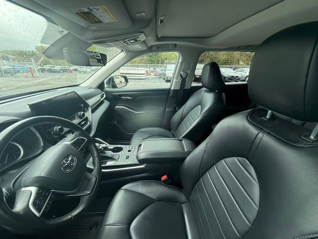 Used 2023 Toyota Highlander XLE FWD image 6