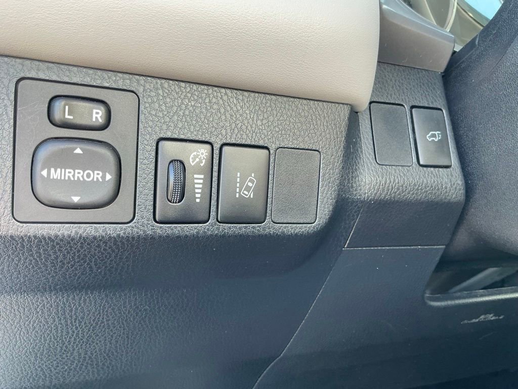 Used 2018 Toyota RAV4 XLE AWD/4WD image 16
