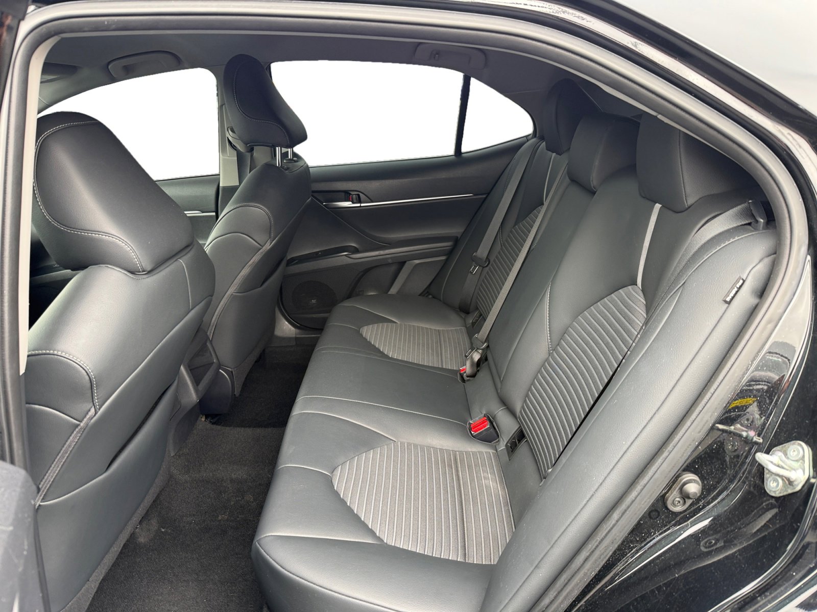 Used 2019 Toyota Camry SE FWD image 16