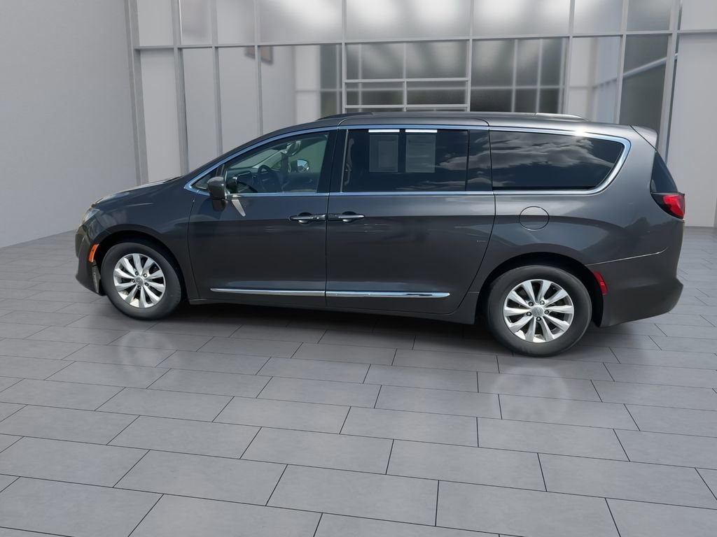 Used 2017 Chrysler Pacifica Touring-L FWD image 6