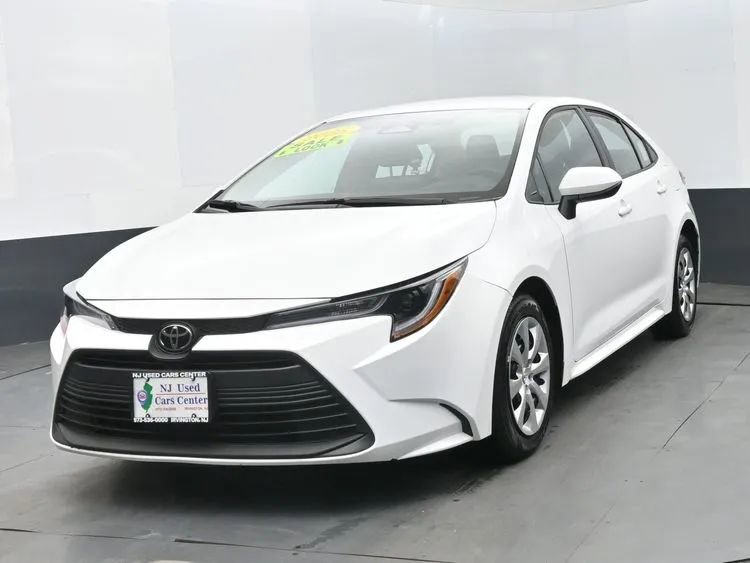 Used 2025 Toyota Corolla LE image 1