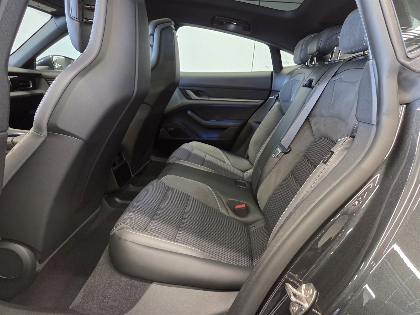 Used 2025 Porsche Taycan image 10