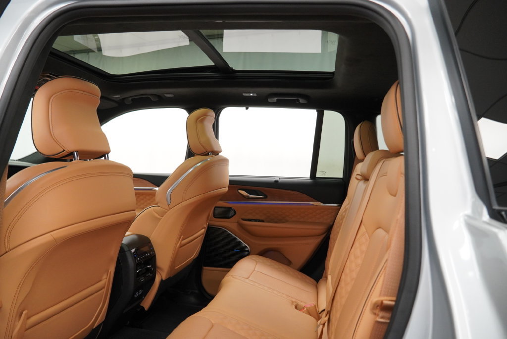 Used 2025 Jeep Grand Cherokee Summit AWD/4WD image 4