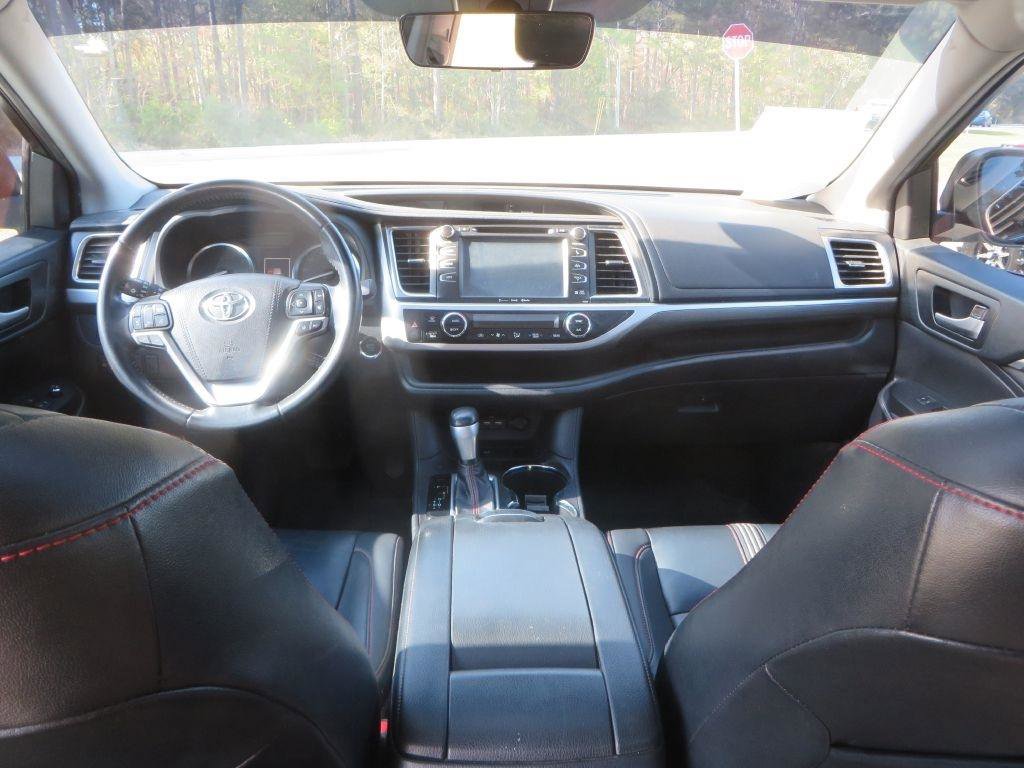 Used 2019 Toyota Highlander SE FWD image 12