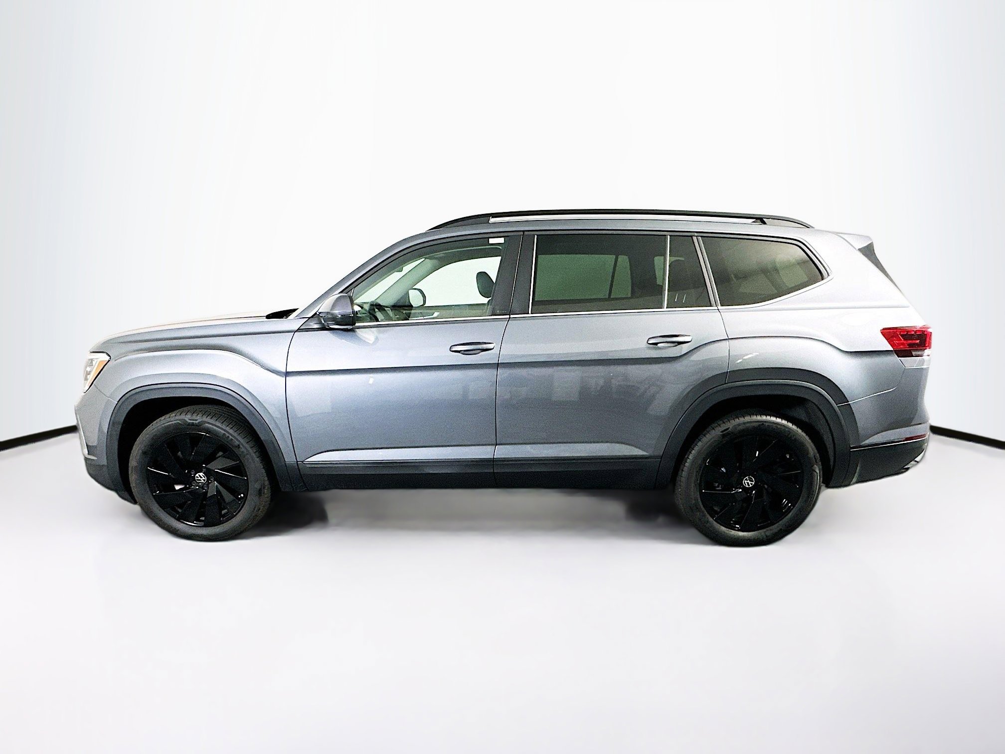 Used 2024 Volkswagen Atlas SE w/ Black Wheel Package FWD image 4