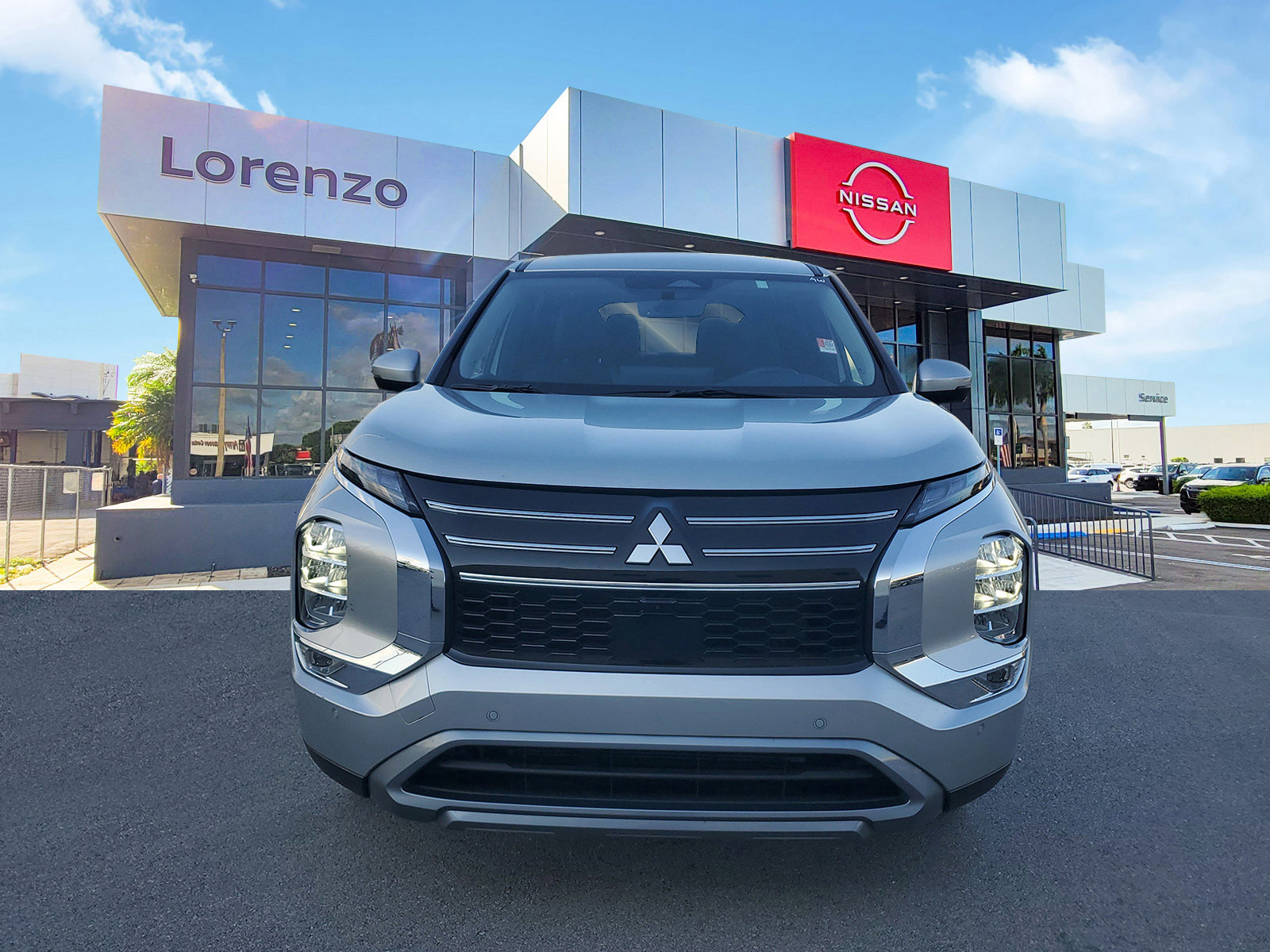 Used 2025 Mitsubishi Outlander SE image 2