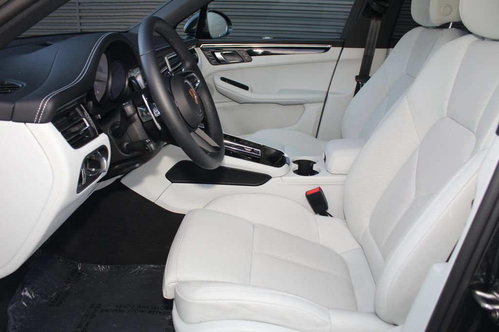Certified 2026 Porsche Macan AWD/4WD image 5