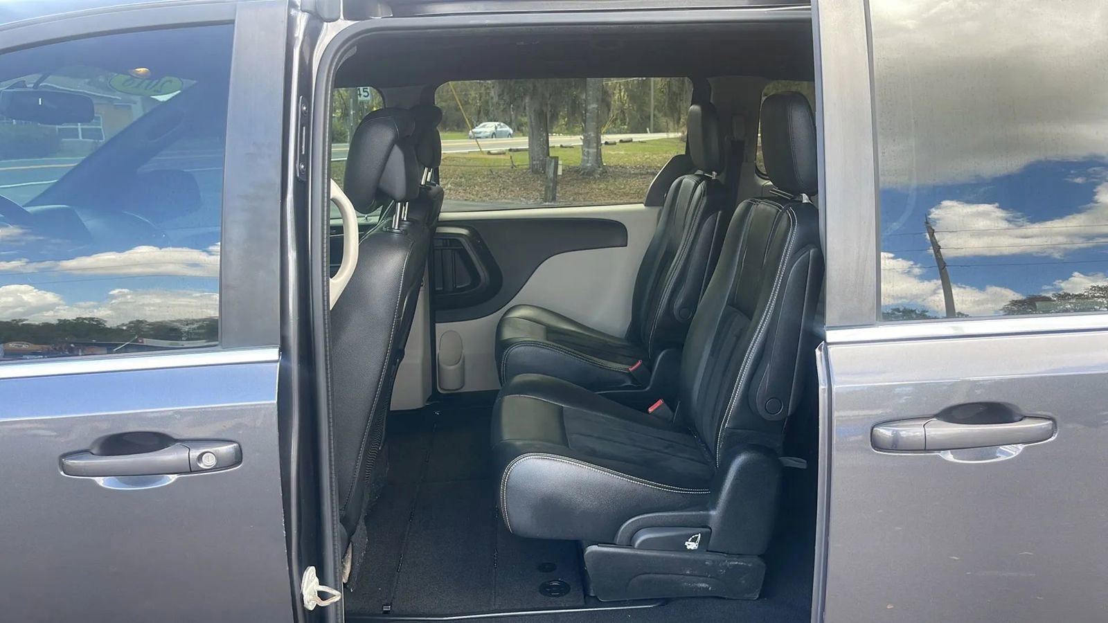 Used 2018 Dodge Grand Caravan SXT image 9