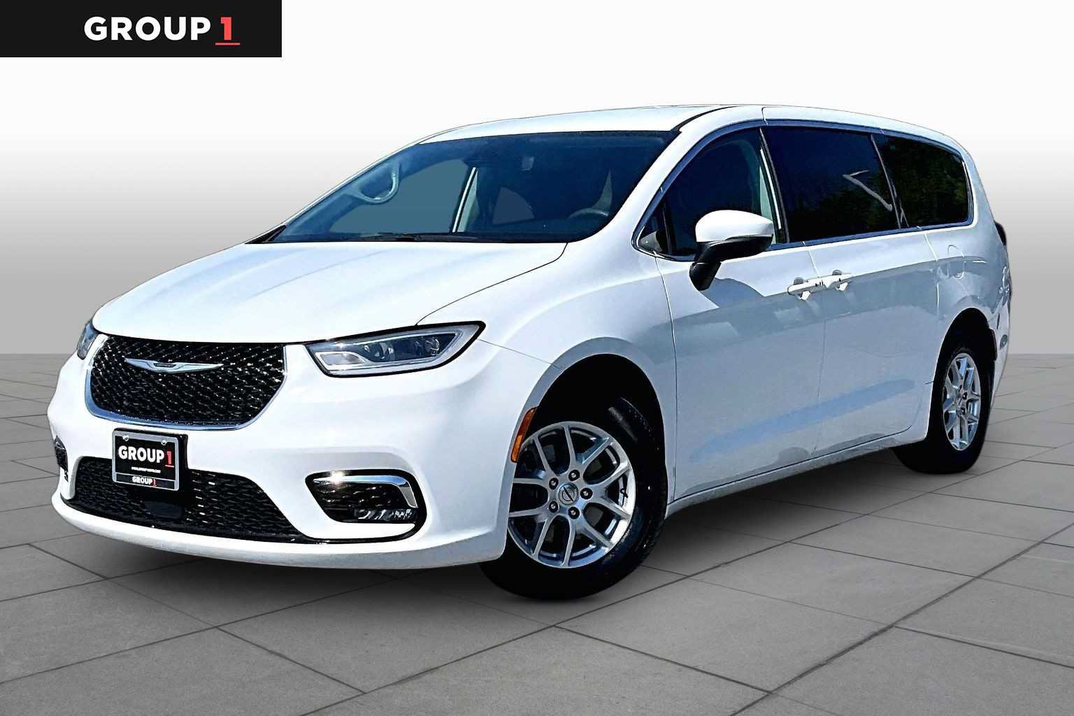 Used 2023 Chrysler Pacifica Touring-L FWD image 1