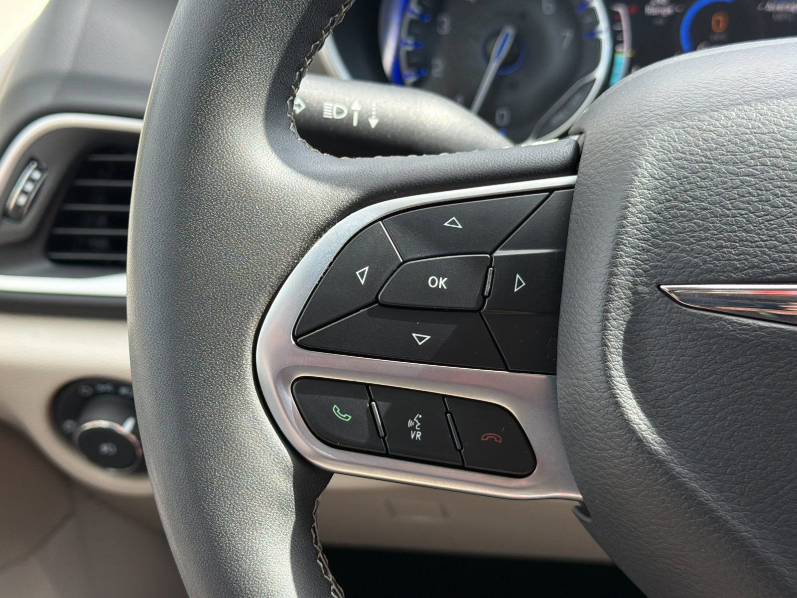 Used 2023 Chrysler Pacifica Touring-L FWD image 23