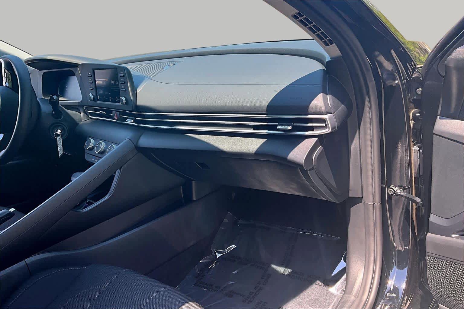 Used 2026 Hyundai Elantra SE FWD image 19