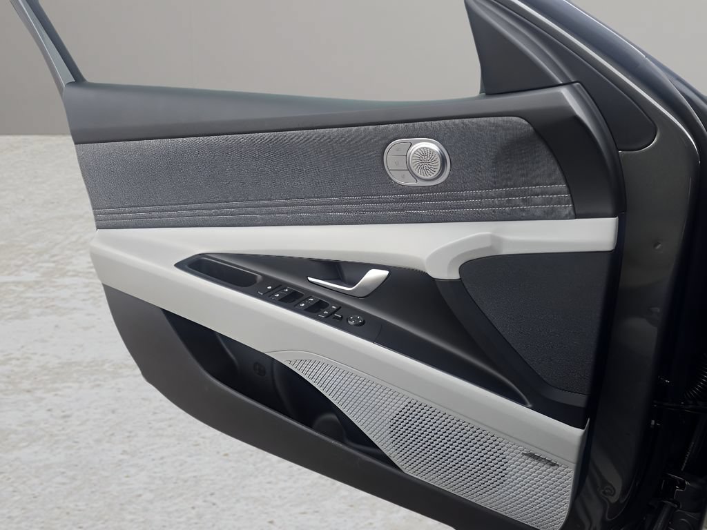 New 2026 Hyundai Elantra Limited FWD image 16