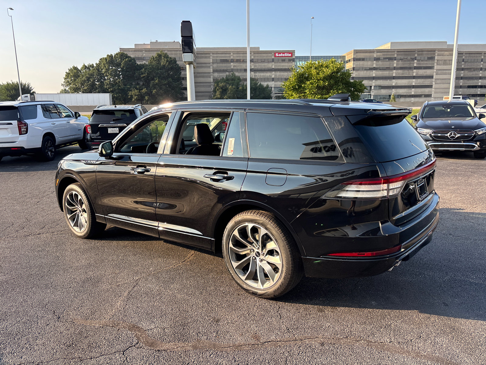 New 2027 Lincoln Aviator AWD w/ Jet Appearance Package image 5