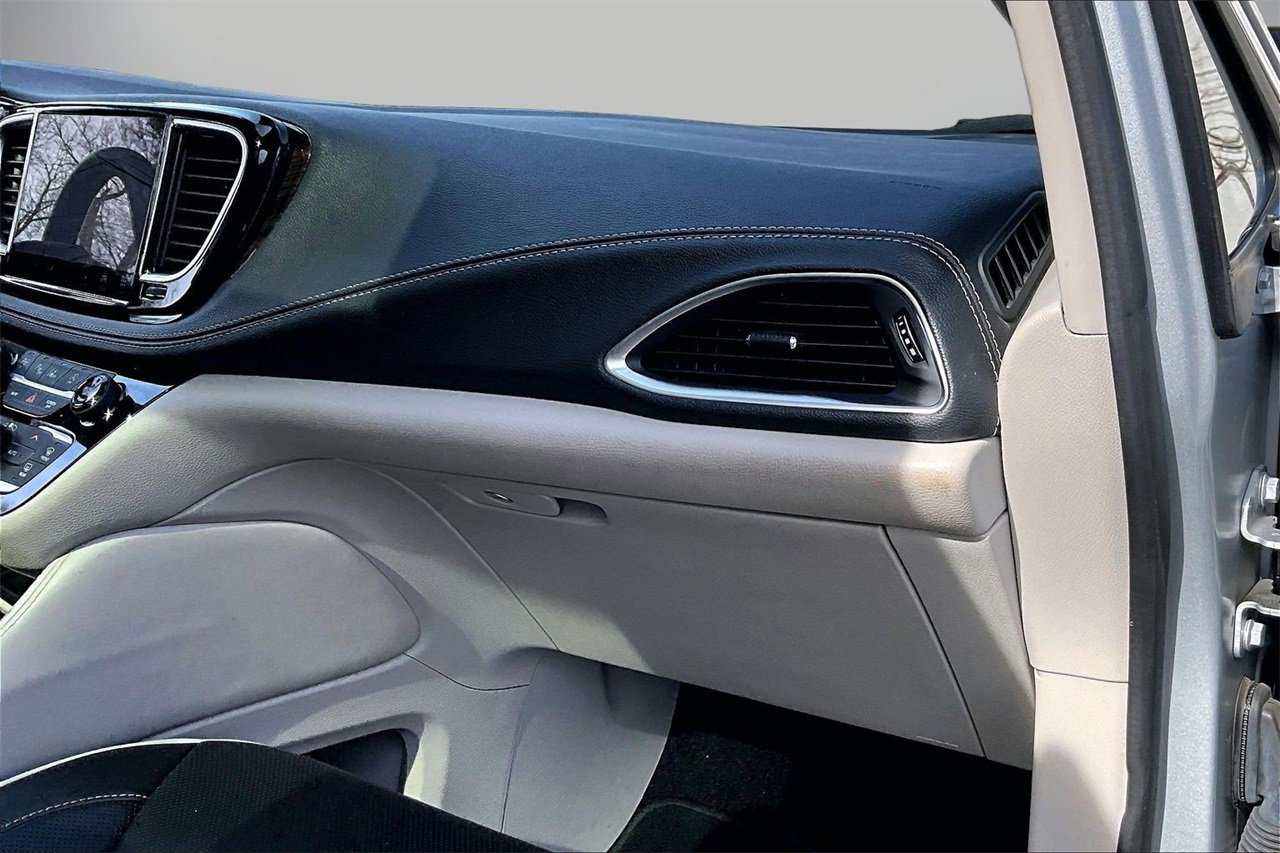 Certified 2022 Chrysler Pacifica Limited image 21