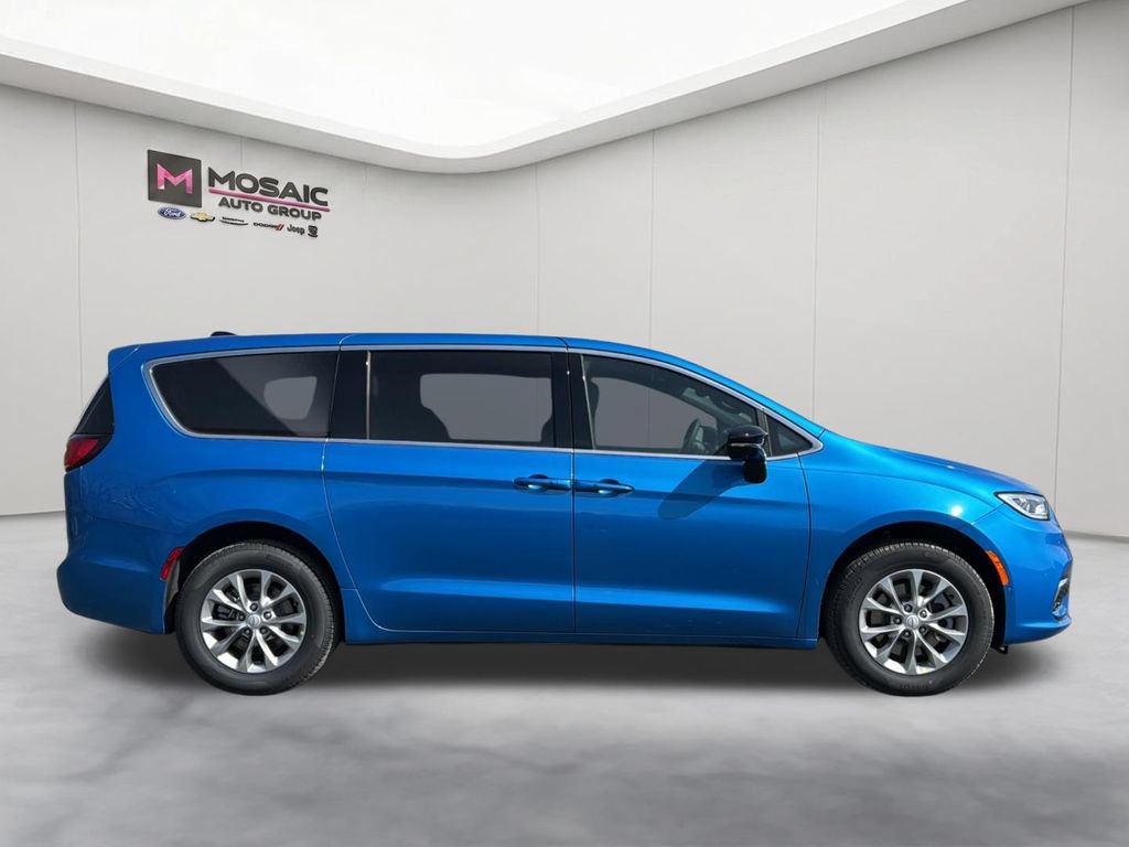 New 2026 Chrysler Pacifica Select AWD/4WD image 8