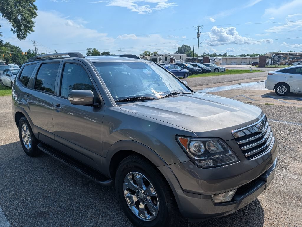 Used 2008 Kia Borrego EX w/ Luxury Pkg RWD image 2