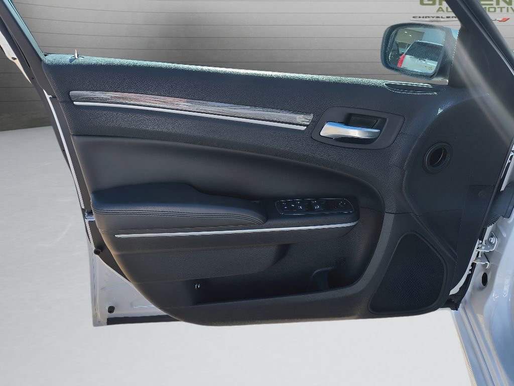 Used 2022 Chrysler 300 Touring L RWD image 11