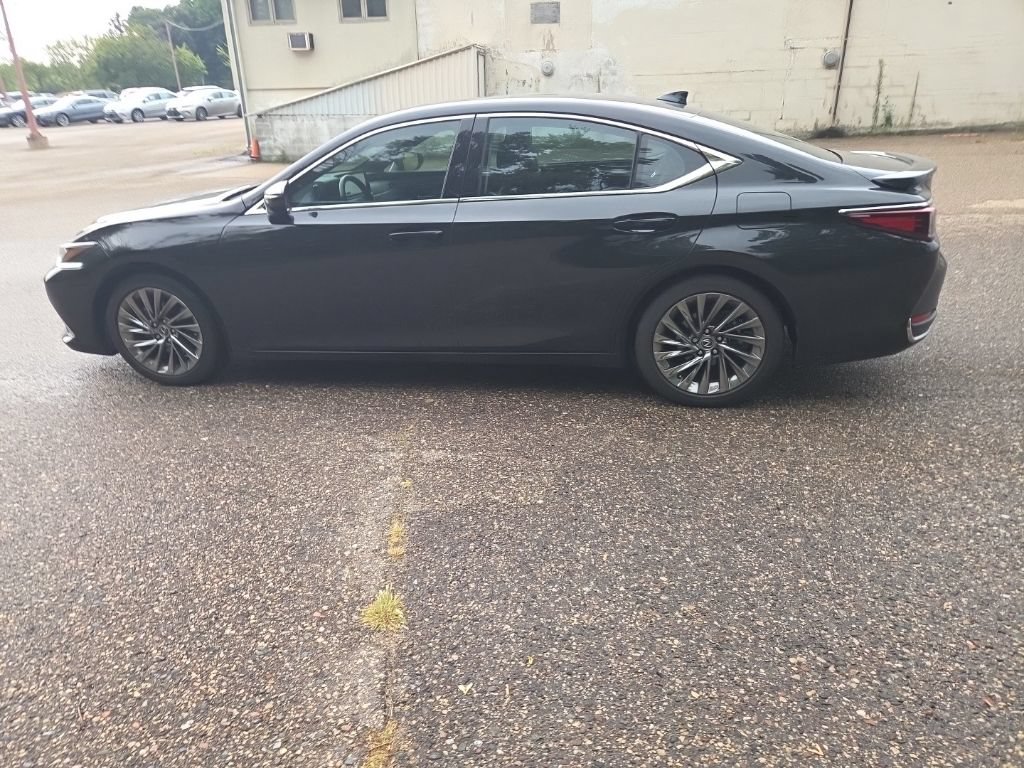 Used 2024 Lexus ES 300h Ultra Luxury w/ Accessory Package (Z1) FWD image 9
