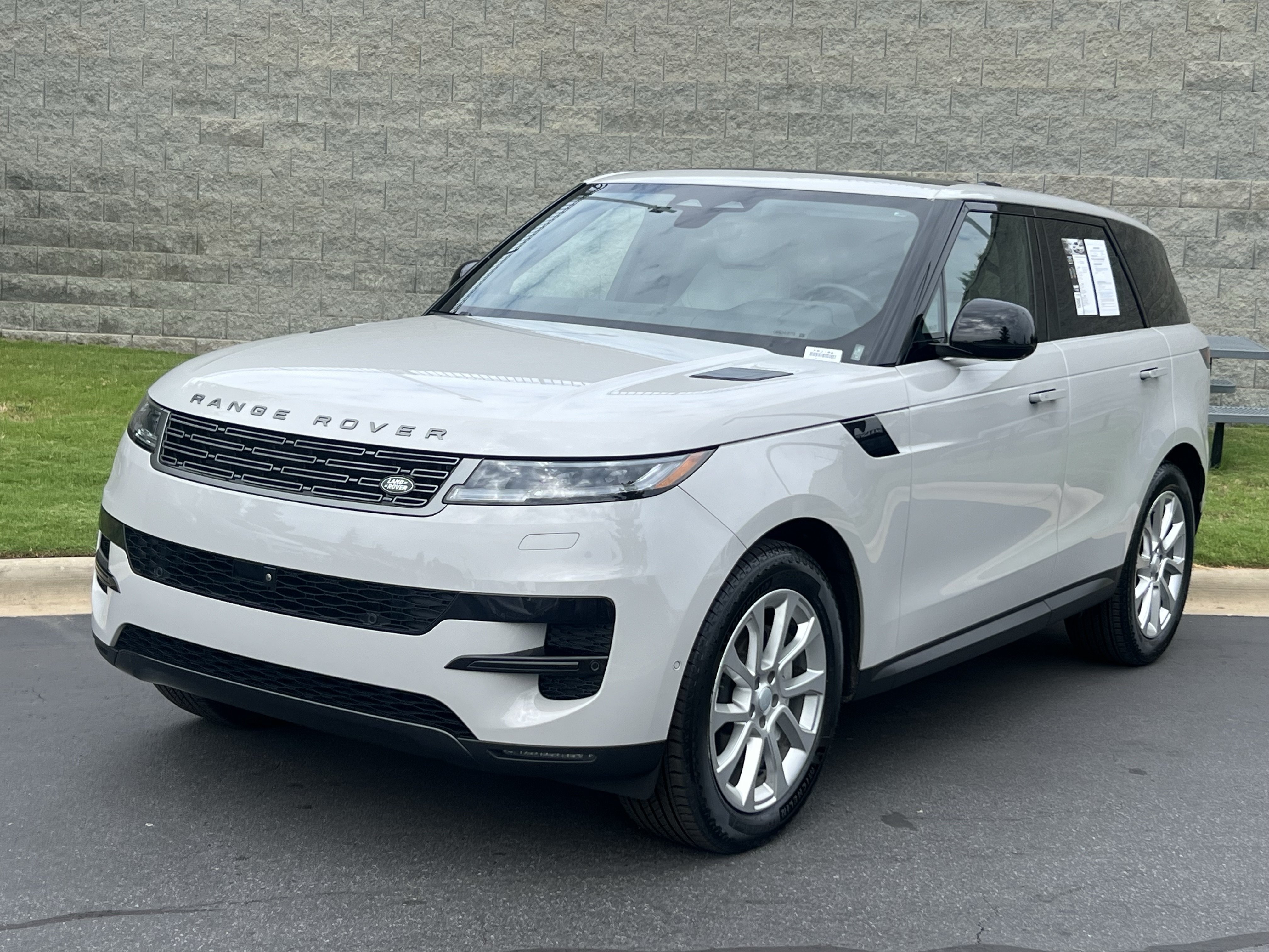 Used 2024 Land Rover Range Rover Sport SE AWD/4WD image 1