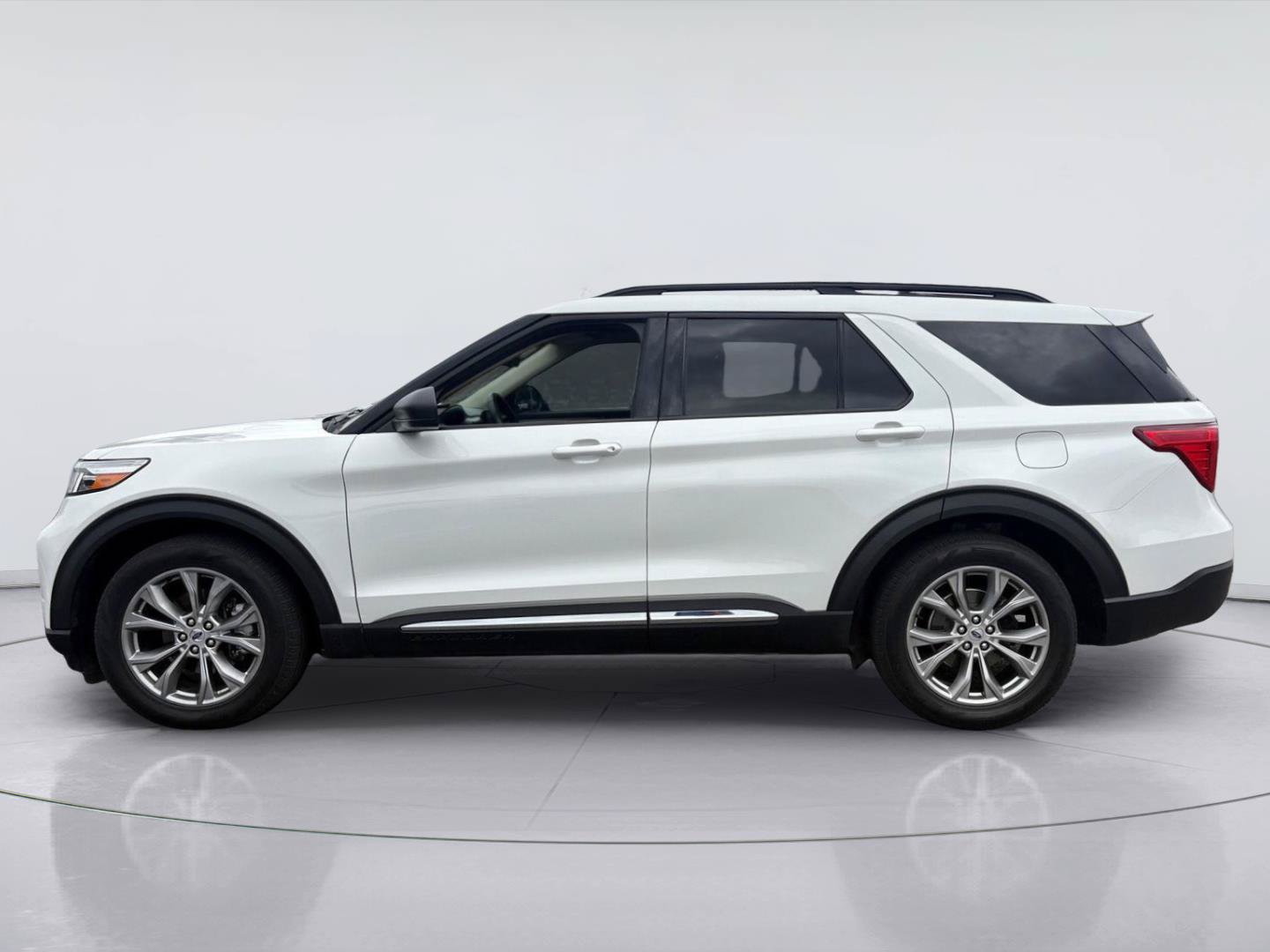 Used 2023 Ford Explorer XLT w/ Equipment Group 202A RWD image 6