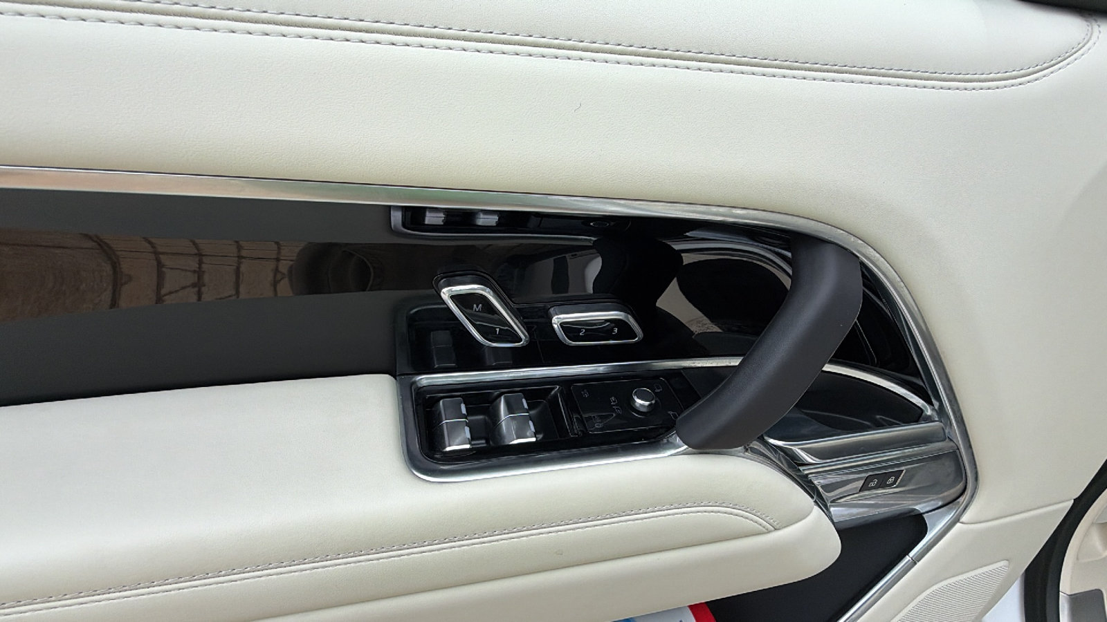 Used 2025 Land Rover Range Rover SE AWD/4WD image 14