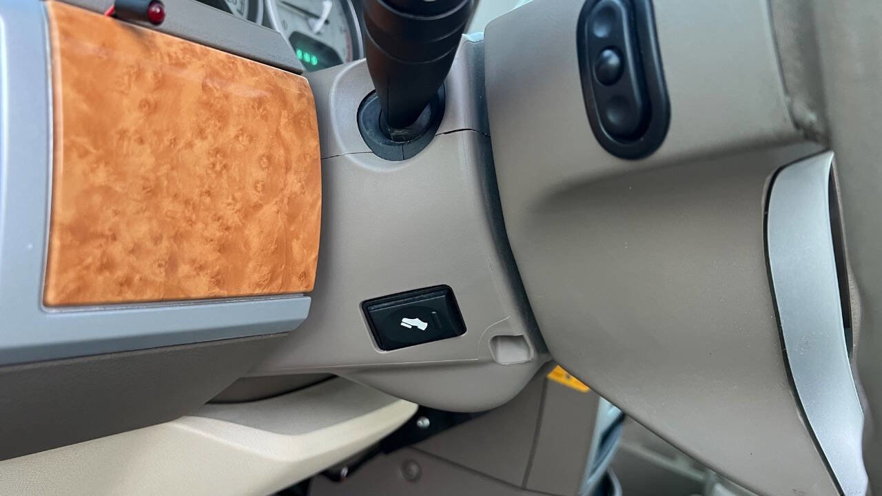 Used 2008 Chrysler Town & Country Limited w/ Trailer Tow Group image 16