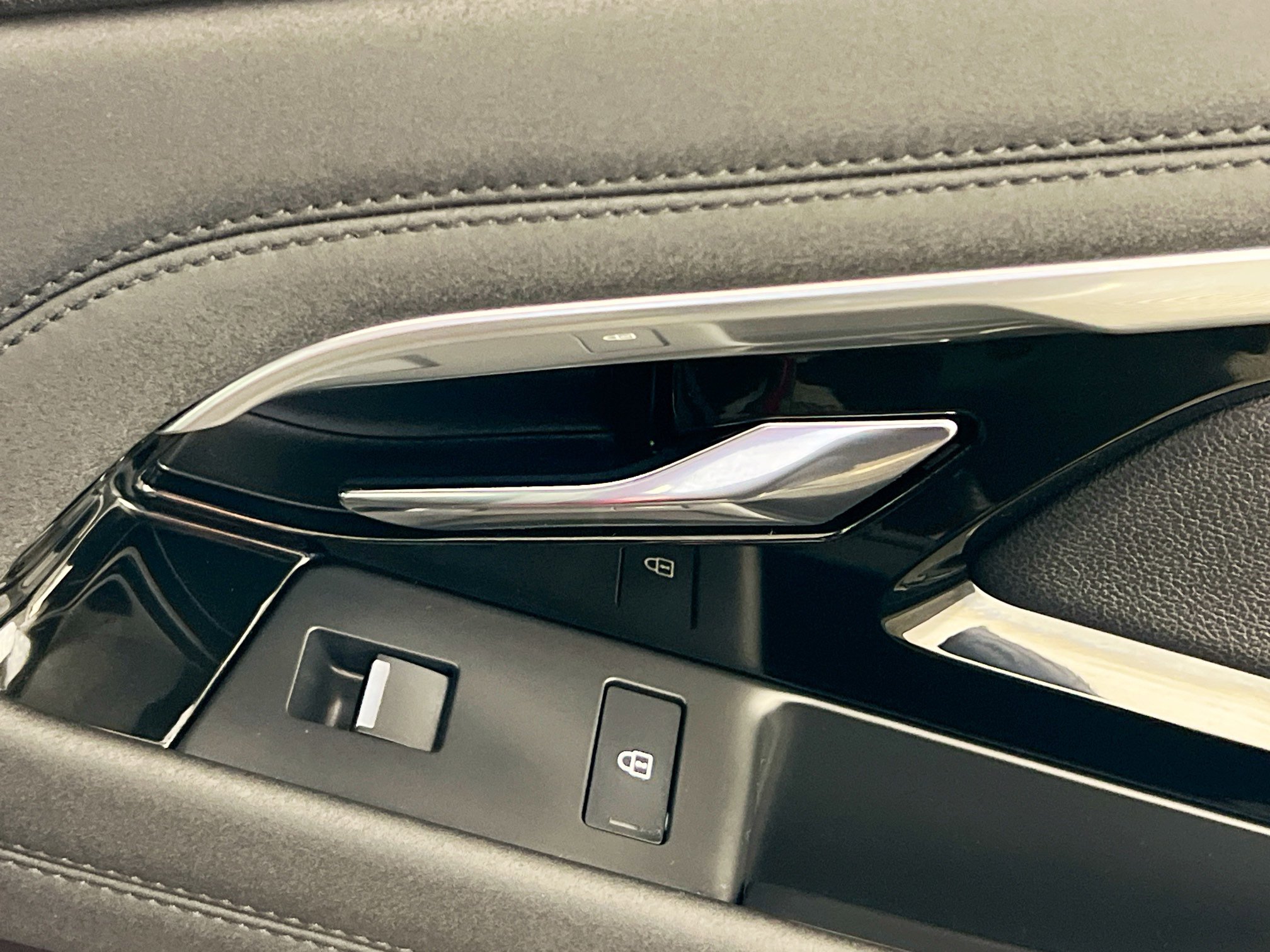 Used 2023 Land Rover Range Rover Evoque R-Dynamic SE image 32