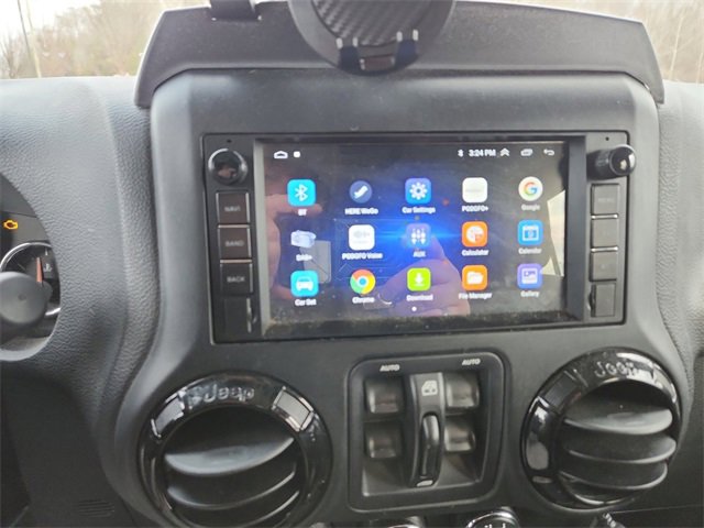 Used 2015 Jeep Wrangler Unlimited Sahara image 22