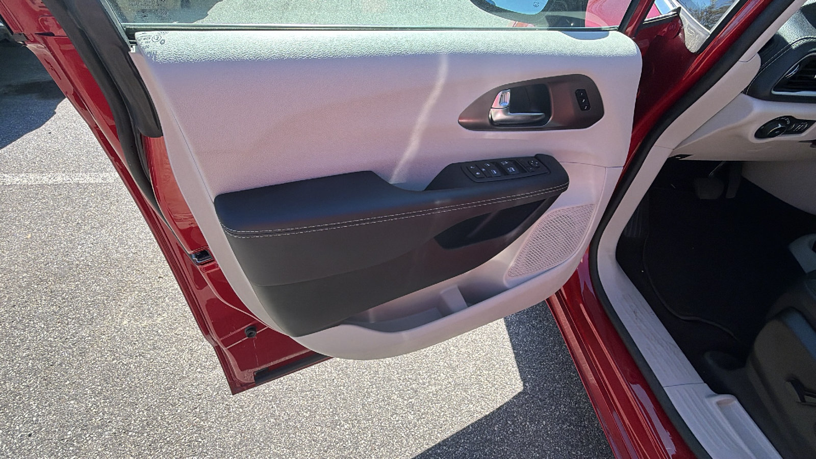 Certified 2024 Chrysler Pacifica Touring-L FWD image 14