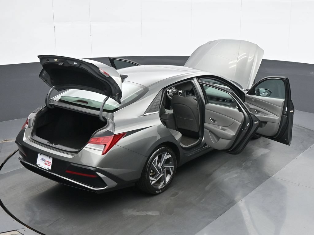 Used 2025 Hyundai Elantra SEL FWD image 39