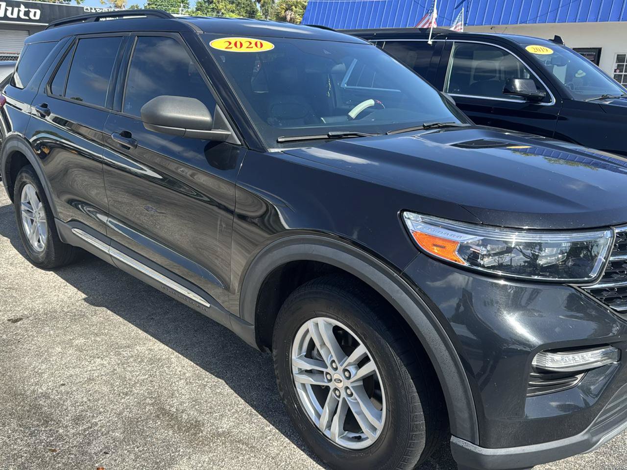 Used 2020 Ford Explorer XLT w/ Equipment Group 202A AWD/4WD image 3
