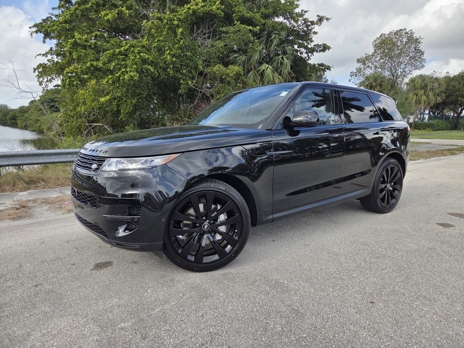 New 2025 Land Rover Range Rover Sport SE