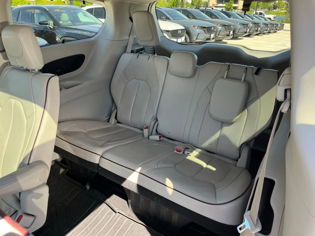 Used 2018 Chrysler Pacifica Limited w/ Tire & Wheel Group FWD image 14