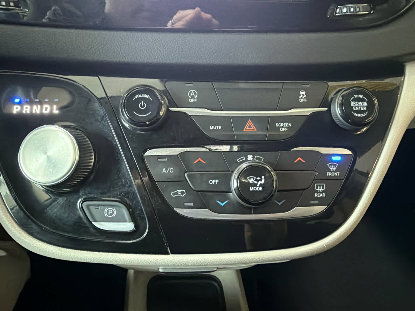 Used 2023 Chrysler Voyager LX FWD image 26