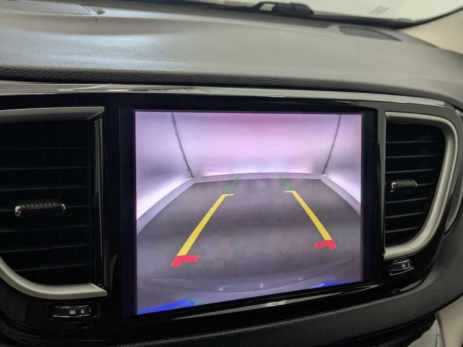 Used 2022 Chrysler Pacifica Touring-L FWD image 28