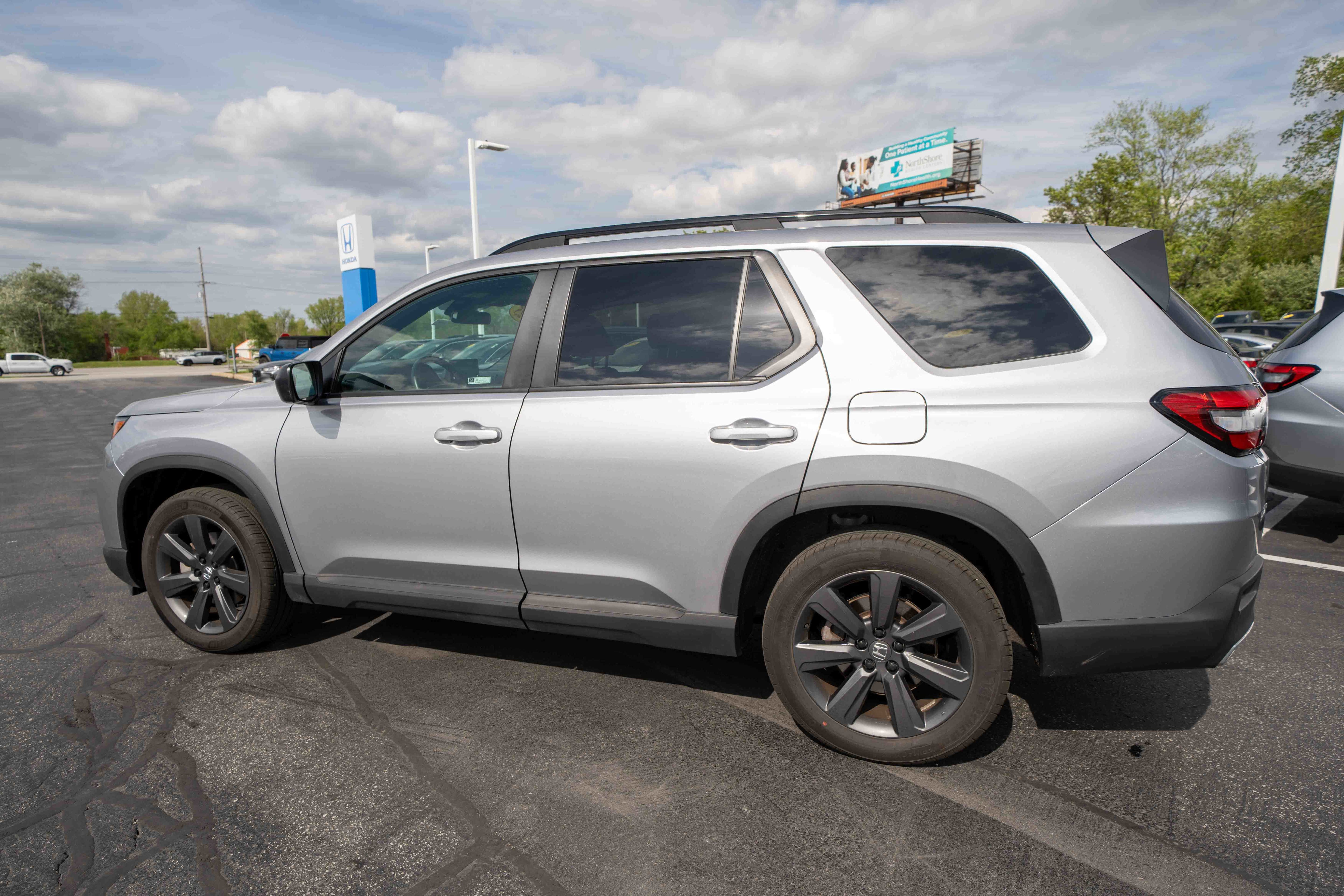 Used 2025 Honda Pilot Sport image 4